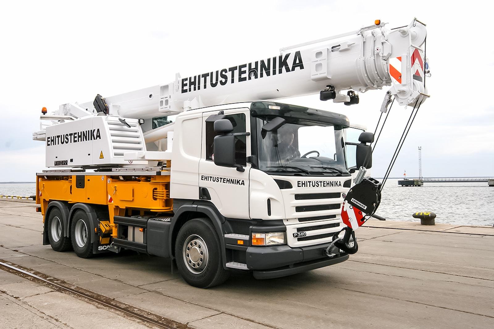 Autokrano nuoma Vilniuje — kranas objekte iš viršaus